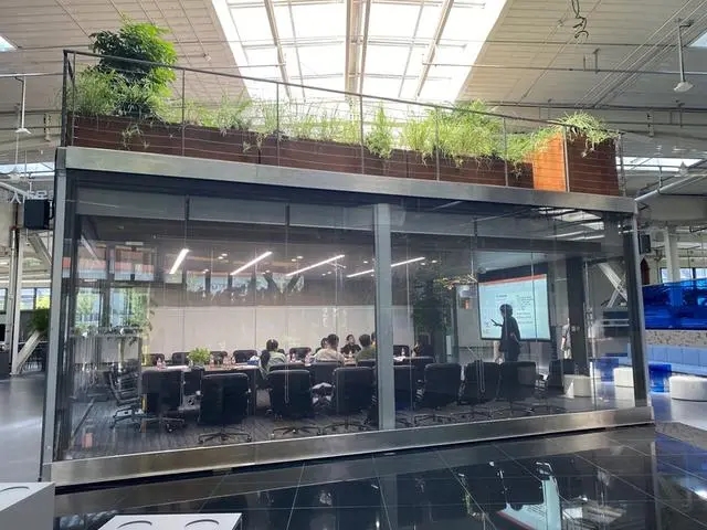 墙壁秒变高清屏幕，3D打印盖房……铜牛老厂房的大变身